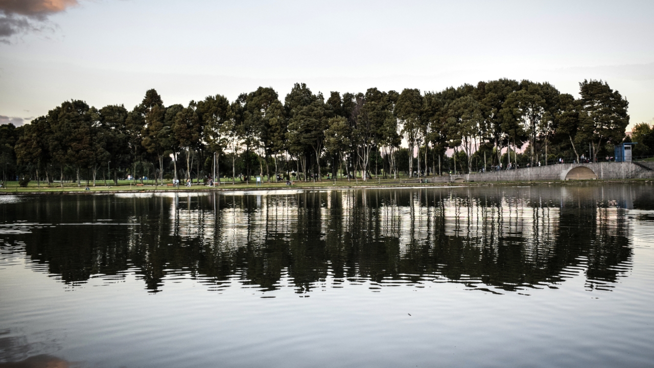 El Parque Simón Bolívar, reconocido como el pulmón de Bogotá por su abundante y variada vegetación.|||