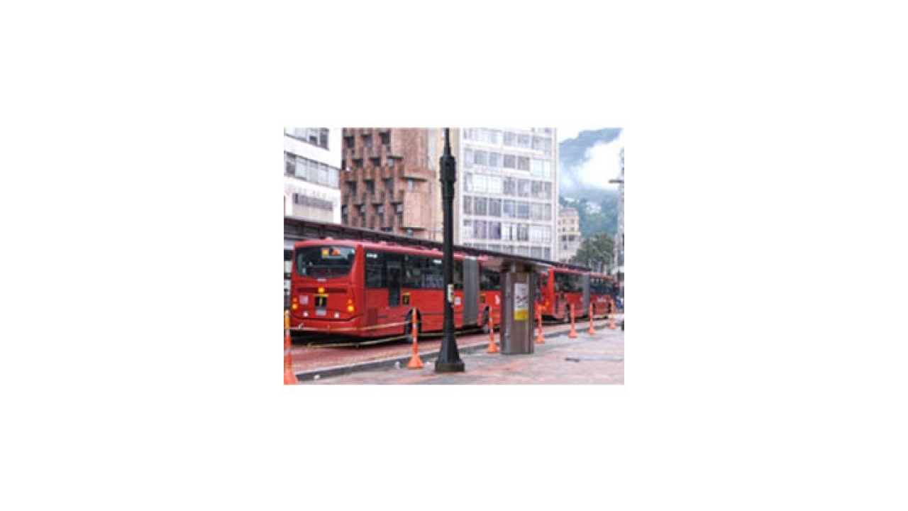 Transmilenio volvió a circular por el Eje Ambiental después de tres meses.|||