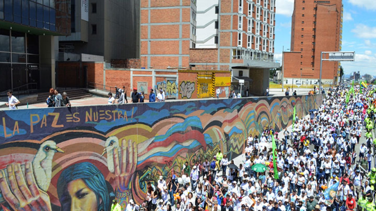 Los asistentes enfatizaron la marcha por el respeto a la vida y a la mujer.|El pasado domingo se llevó a cabo la Marcha por la Vida convocada por el profesor Antanas Mockus.|Con prendas de color blanco y mensajes alusivos a la paz, los asistentes se movilizaron por la calle 26.|La capital del país fue el punto de mayor concentración , marcharon aproximadamente 100 mil personas en toda Colombia.|El presidente Santos asistió a la marcha junto a su familia.|Varios de los asistentes llevaron mensajes para el Gobierno nacional.|Cientos de bogotanos salieron a manifestar su apoyo a la paz|La Plaza de Bolívar fue el punto de encuentro donde varios artistas y el alcalde Gustavo Petro hicieron su presentación.|Fundaciones indígenas  hicieron presencia en la marcha|Ritual indígena dio inicio a la marcha|||