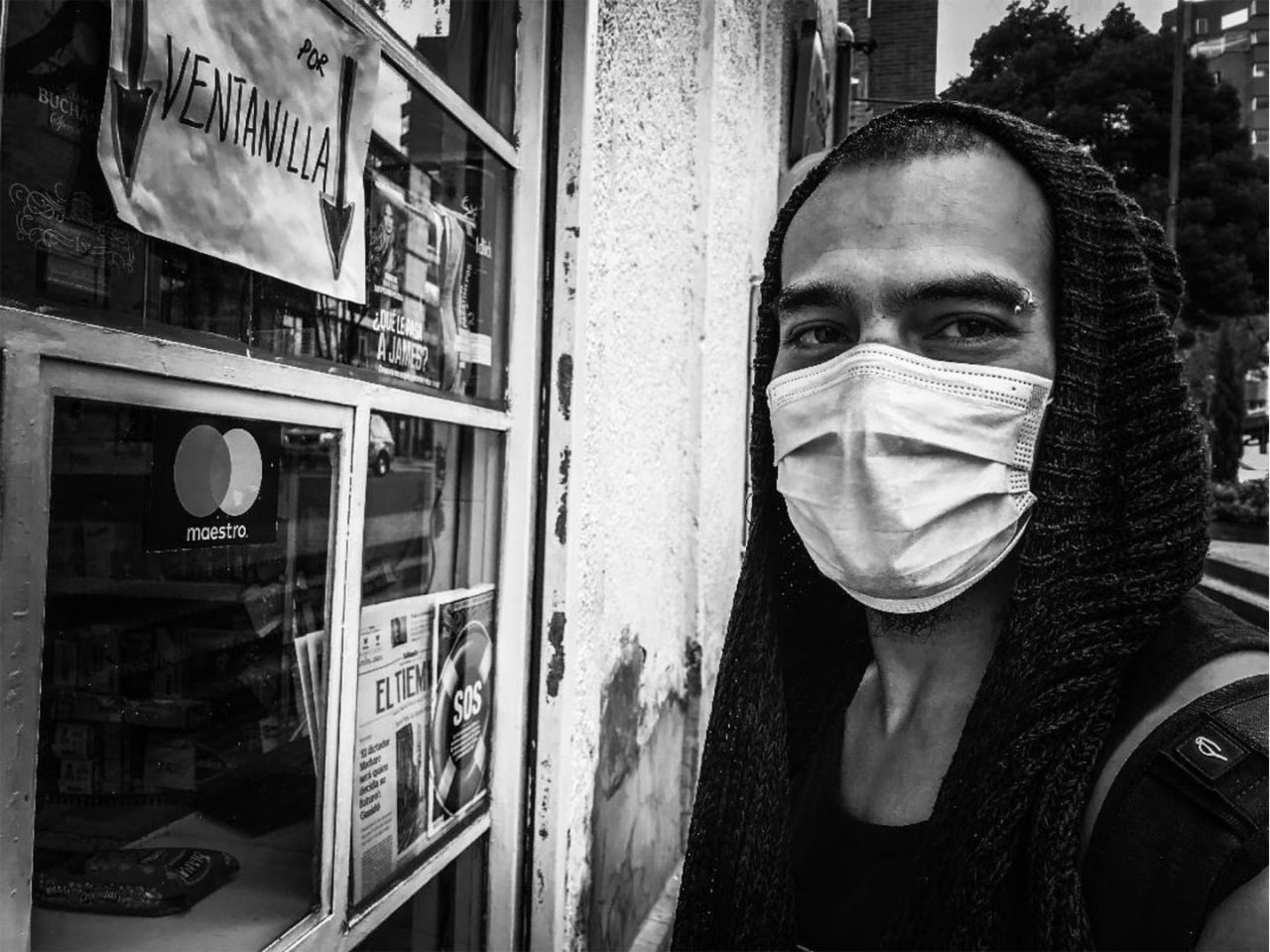 Joven comprando en una tienda de Bogotá|||