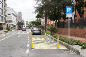 Las &#039;Zonas de Parqueo Pago&#039; están debidamente marcadas y cuentan con una señal azul|||