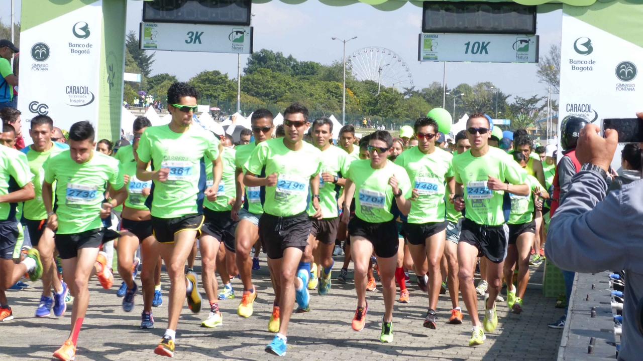 El evento fué patrocinado por la Fundación Natura y Grupo Argos. Participaron más de 7.500 corredores|La jornada inició a las 7:30 a.m. en el parque Simón Bolívar|Por cada participante se sembrarán 3 árboles en reservas naturales. Este año se esperan sembrar cerca de 22.500 árboles|En el evento se realizó una carrera familiar de 3 kilómetros|Después de 25 minutos, llegaron los primeros corredores a la meta en la modalidad de 3 kilómetros|También se realizó una carrera competitiva de 10 kilómetros para mayores de 14 años|Fabián Daza fue el ganador en la carrera competitiva de 10 kilómetros|Rubi Riativa ganadora de la carrera en la modalidad 10 kilómetros|Personas en condición de discapacidad también participaron en la carrera|Todos los concursantes recibieron una medalla de madera que no proviene de bosques silvestres|||