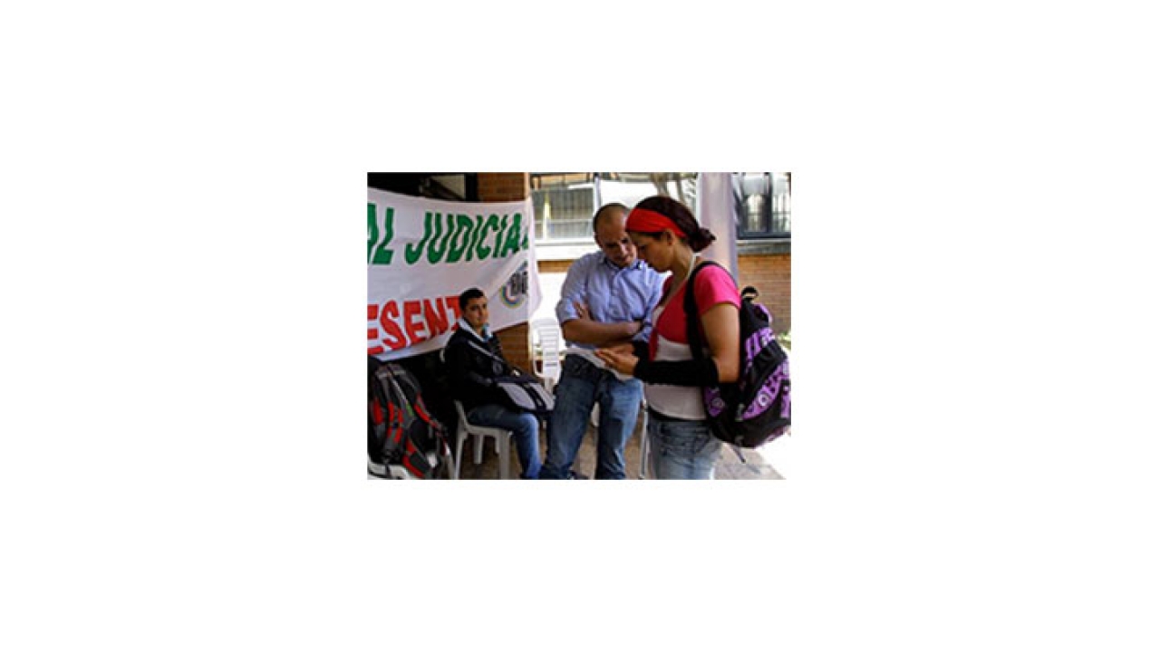 Manifestantes frente al complejo judicial de Paloquemao.|||