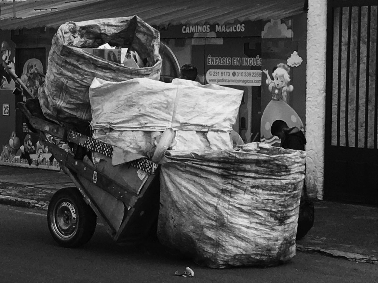 Recicladores en Bogotá|Pedro Guanipa en el barrio San Miguel|||