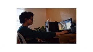 Lina Casallas mirando ofertas de empleo.|||