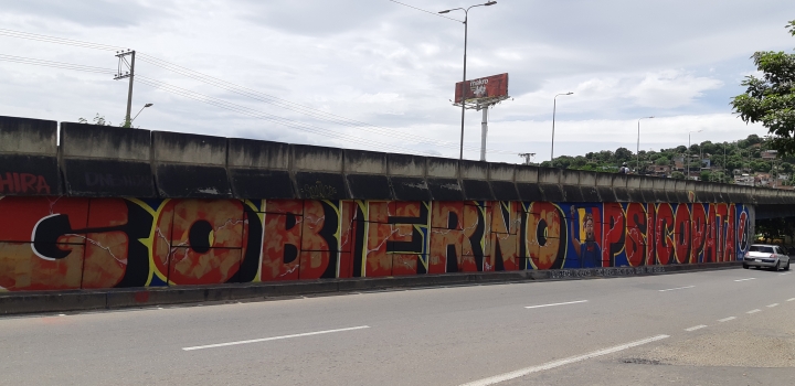 &lsquo;Gobierno Psic&oacute;pata&rsquo; es el otro mural, tambi&eacute;n lo intentaron censurar, pero se volvi&oacute; a pintar, se encuentra en el puente de San Mateo, al costado frente al &Eacute;xito