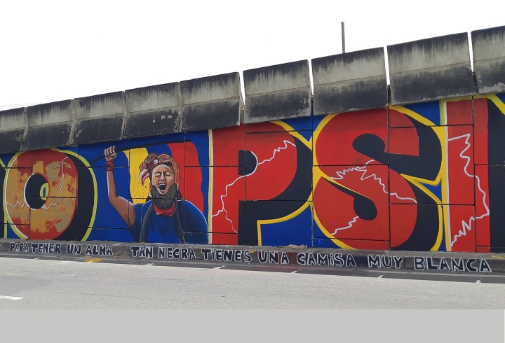 En el mismo mural de &lsquo;Gobierno Psic&oacute;pata&rsquo; encontramos un homenaje a Lucas Villa, una de las v&iacute;ctimas asesinadas en el marco del Paro Nacional. En la parte de abajo esta la frase &lsquo;Para tener un alma tan negra tienes una camisa muy blanca&rsquo;