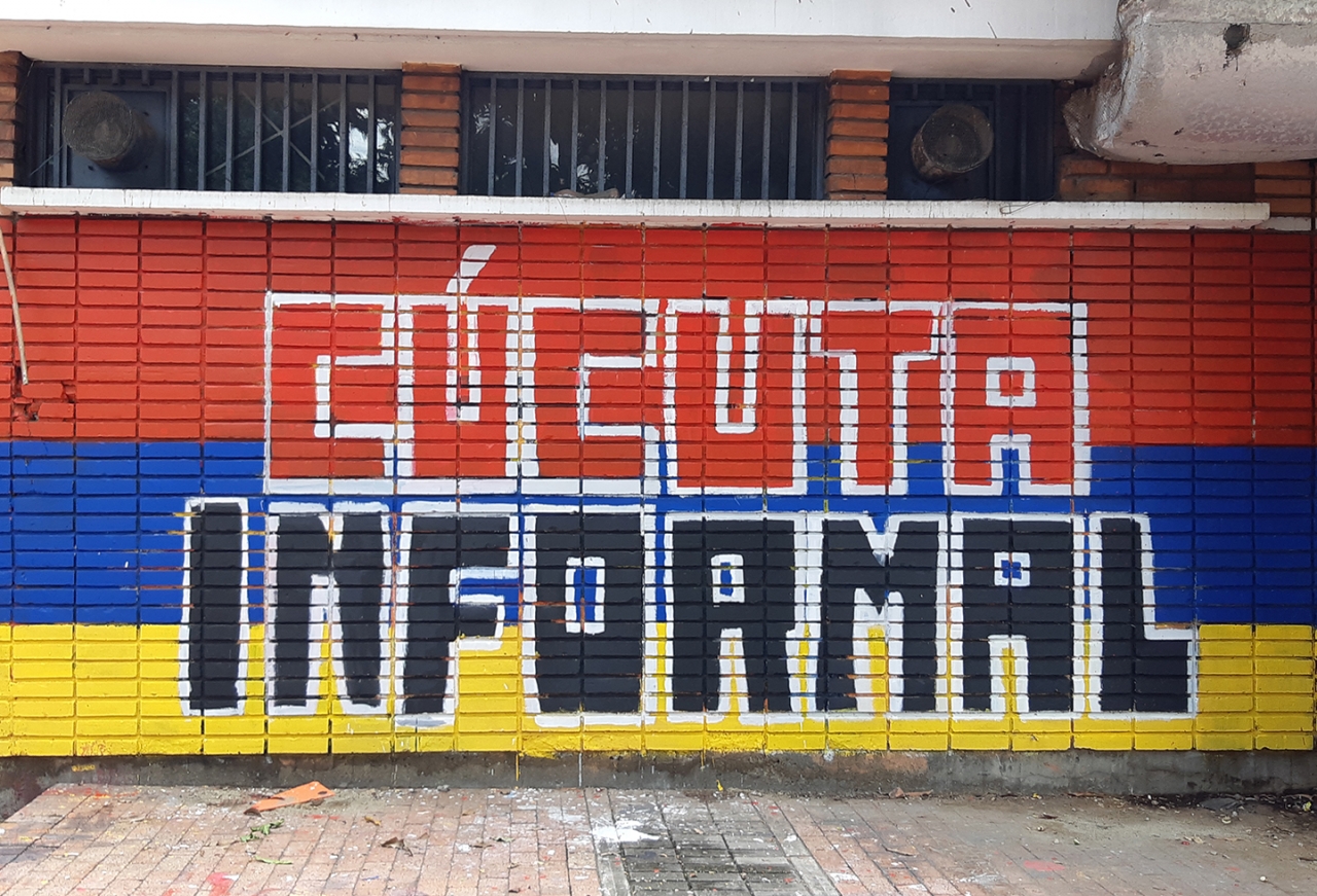 ‘Cúcuta Informal’ - Mural ubicado en el Parque Telecom, realizado durante el Paro Nacional|Grafiti de ‘6,402 falsos positivos’, se encuentra ubicado al lado derecho del mural ‘Cúcuta informal’|‘Nos están matando’ se encuentra ubicado en el costado del puente San Mateo frente a Makro, fue uno de los murales que se vio afectado por la censura y fue restaurado|‘Gobierno Psicópata’ es el otro mural, también lo intentaron censurar, pero se volvió a pintar, se encuentra en el puente de San Mateo, al costado frente al Éxito|En el mismo mural de ‘Gobierno Psicópata’ encontramos un homenaje a Lucas Villa, una de las víctimas asesinadas en el marco del Paro Nacional. En la parte de abajo esta la frase ‘Para tener un alma tan negra tienes una camisa muy blanca’|La Red de Movilización Feminista de Norte de Santander se tomó los espacios del Puente de San Rafael. El Mural que tenía el mensaje ‘La Fuerza Pública viola y mata’, fue censurado|En el mismo puente, a uno de los costados se encuentran estos grafitis de la comunidad ‘Meztina’|Otro de los murales realizado por la Red de Movilización Feminista de Norte de Santander, fue el de ‘Feminismo Antiracista’|||