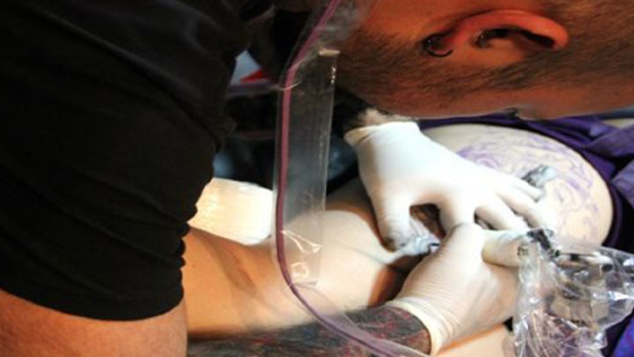 Tatuador en la convención.|||