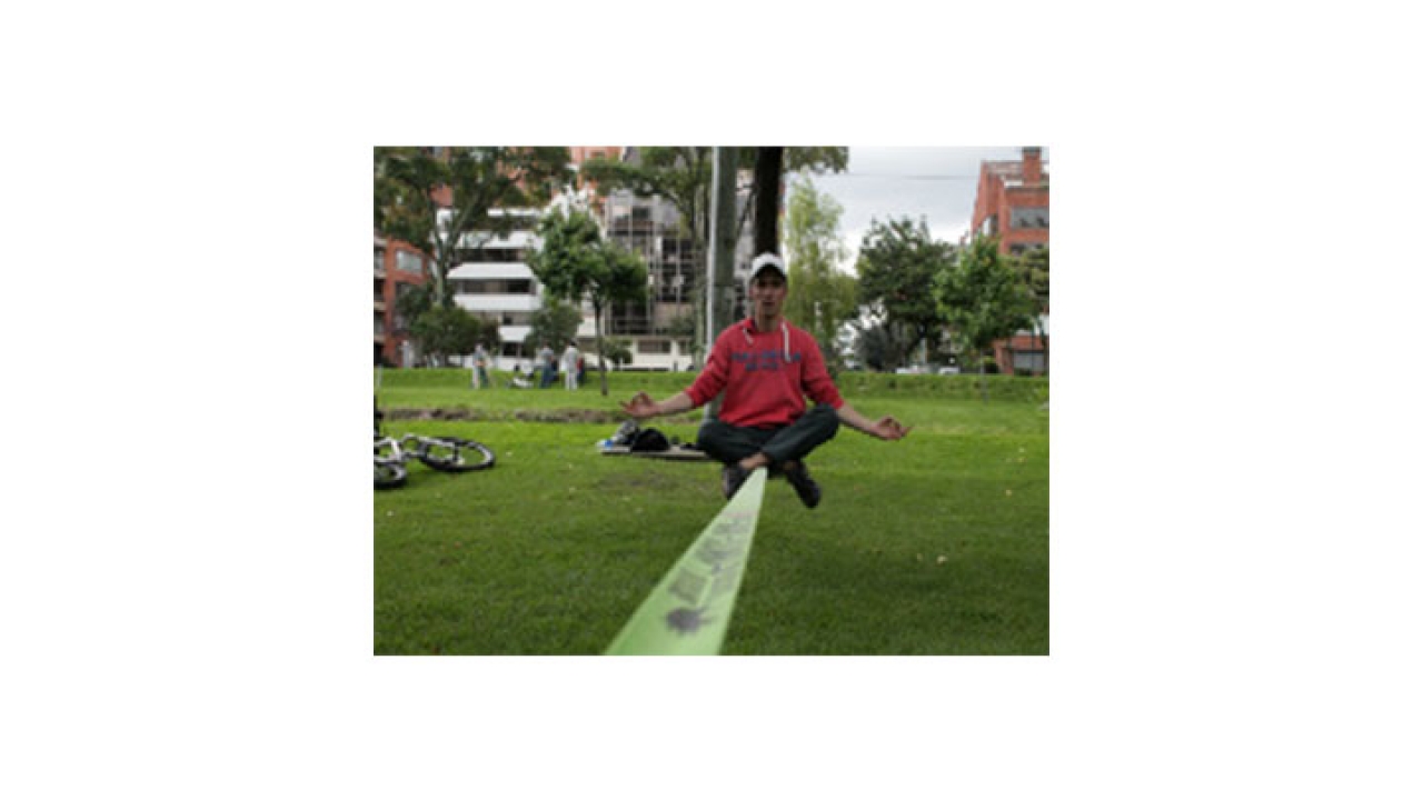 Práctica de slackline en el Parque el Virrey.|||