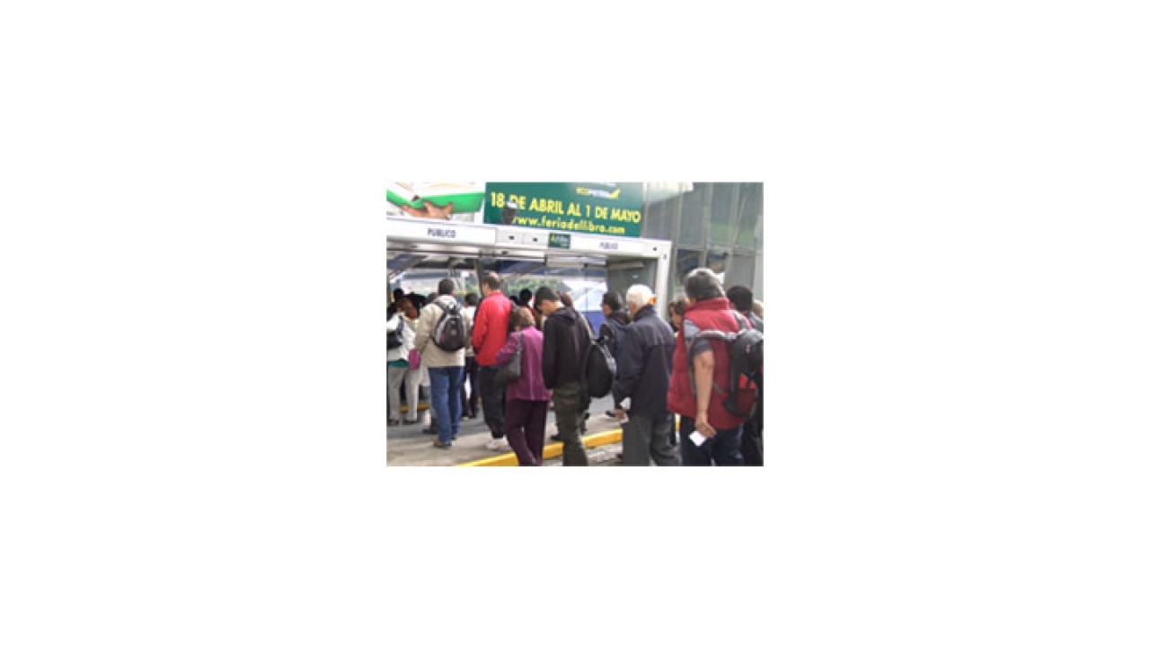 Asistentes ingresando a la Feria del Libro|||