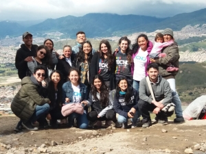 Voluntarios de Techo con miembros de la comunidad|||