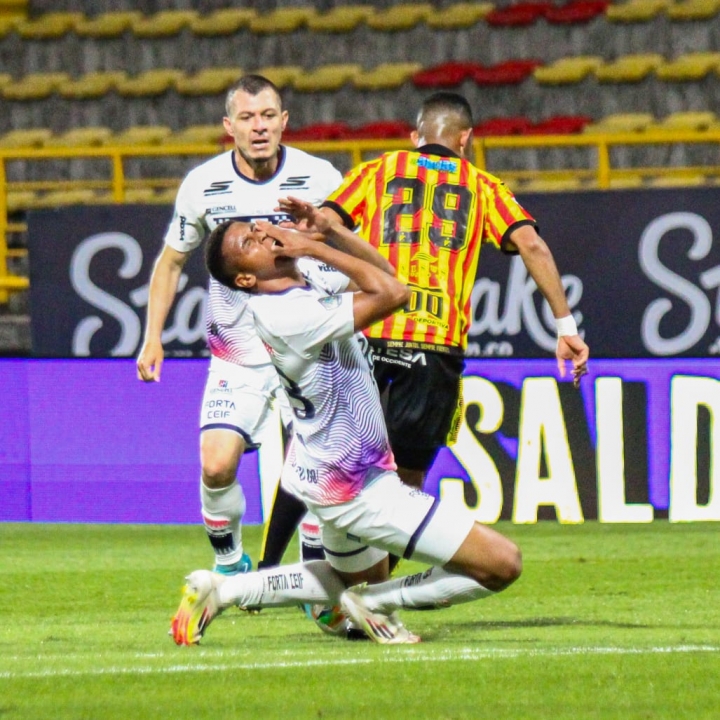 El partido se destacó por las peleas y el bajo nivel de juego