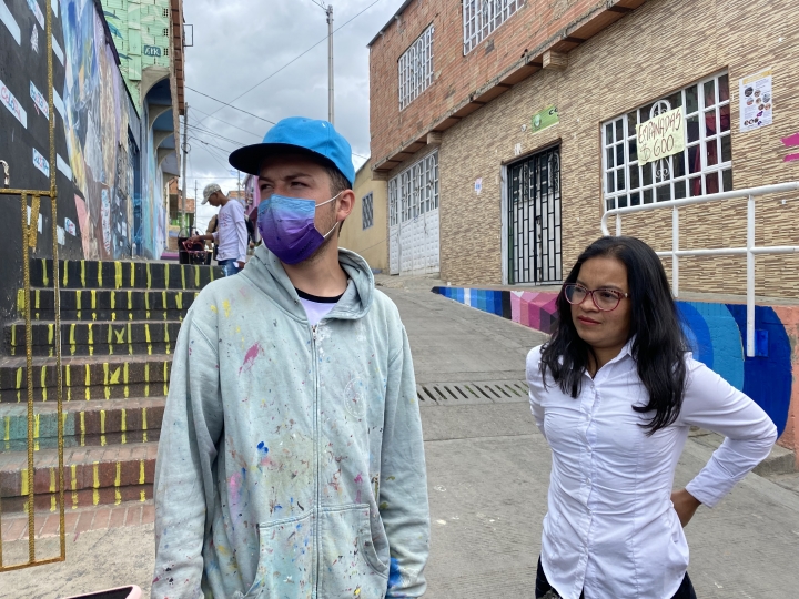 &lsquo;Maicol pintando la Calle del Color junto a Mayerli, una lideresa&rsquo;