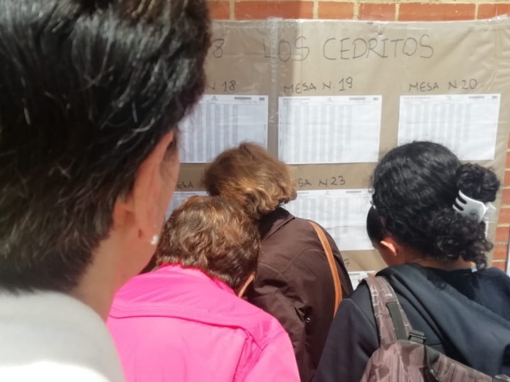 Mujeres revisan su puesto de votaci&oacute;n