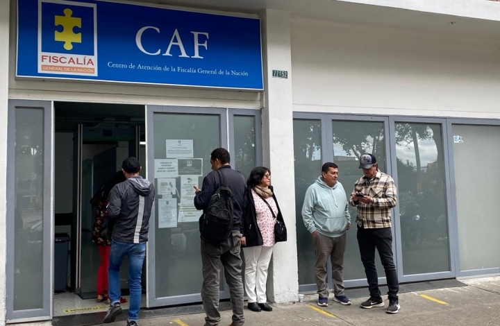 Los Centros de Atenci&oacute;n de la Fiscal&iacute;a (CAF) son establecimientos a los que los ciudadanos pueden dirigirse para dar atenci&oacute;n a sus requerimientos. En Bogot&aacute; hay 8, y alrededor de 100 en el resto del pa&iacute;s.