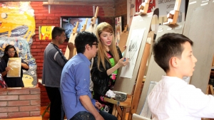 Manga College, Liz explica a un estudiante|||