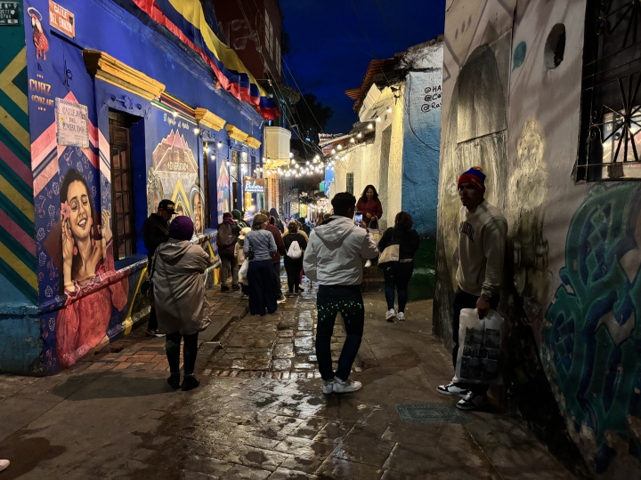 Callejón del Embudo, en La Candelaria, uno de los puntos más visitados por turistas en el centro histórico de Bogotá.