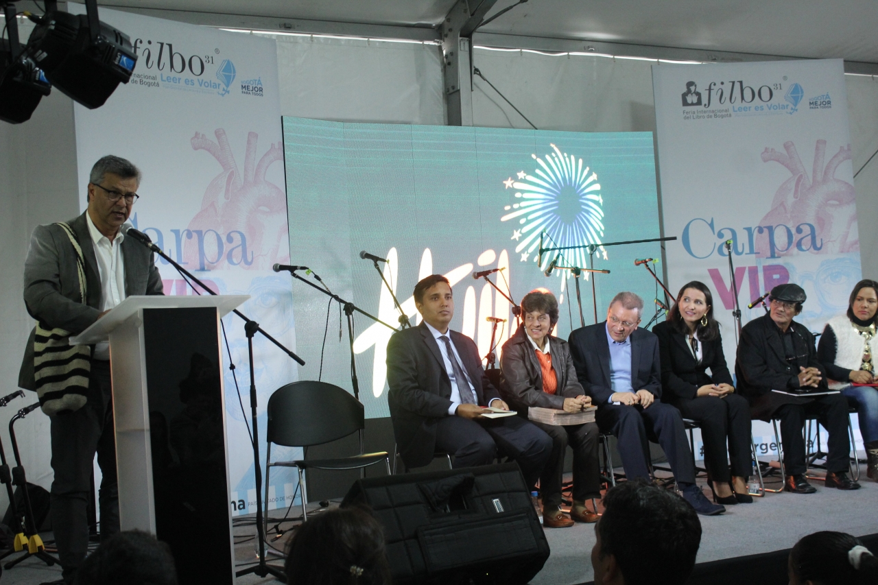 Por la diversidad de libros en la Filbo, Vicente Silva Vargas cree que está en el &quot;mundial del libro&quot;. Crédito de la foto: Silvia Bayona|Emiro Garzón encontró en el Huila el apoyo a su arte. Crédito de la foto: Silvia Bayona|Patricia Collazos es la maestra de ceremonia en eventos de las fiestas del San Pedro en Neiva. Crédito de la foto: Silvia Bayona|María Eugenia López, una antioqueña que se enamoró del Huila. Crédito de la foto: Silvia Bayona|Alberto Yepes realizó el prólogo de “El proceso ejecutivo ante la jurisdicción contencioso administrativa y el cobro coactivo”. Crédito de la foto: Silvia Bayona|Jorge Camilo Puentes con su libro quiere que la gente le tenga pasión al deporte. Crédito de la foto: Silvia Bayona|El grupo musical “Raspacayos” puso al público a cantar con &quot;El Barcino”. Crédito de la foto: Silvia Bayona|La Reina Nacional del Bambuco junto a su parejo, Jesús Fernando Tejada. Crédito de la foto: Silvia Bayona|||