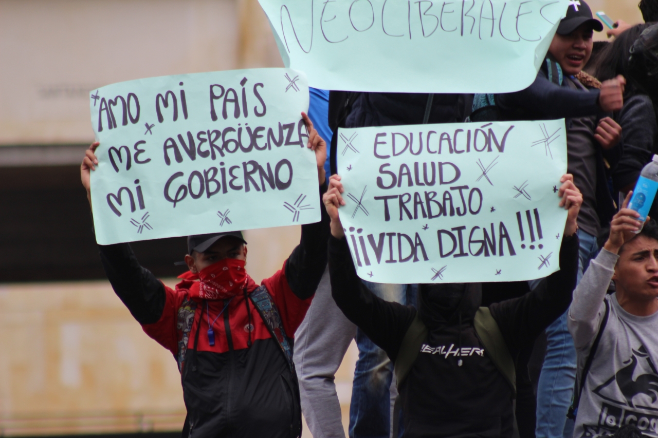 Jóvenes se manifiestan en la Plaza Simón Bolívar el 22N|Un joven entre gases lacrimógenos el 22N|Jóvenes huyen de gases lacrimógenos en la Plaza Simón Bolívar el 22N|||