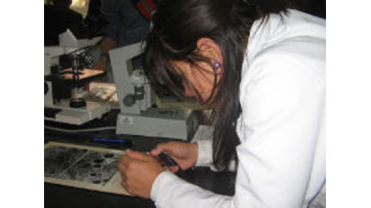 Estudiante de medicina en el laboratorio de fisiología de la Universidad Nacional.|||