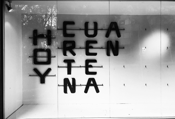 Imagen de un escaparate en Bogot&aacute; el 30 de marzo de 2020