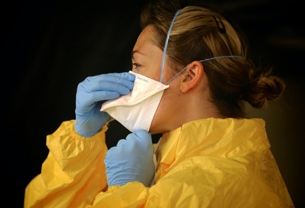 Imagen de una mujer con el equipo de bioseguridad|||