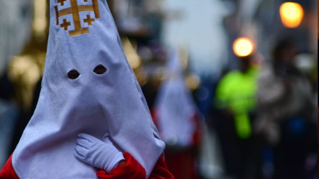 Entre capirotes, túnicas, pies descalzos e incienso se celebra la Semana Santa en la ciudad de Tunja, Boyacá|Uno de los pasos, frente a la Catedral Basílica Metropolitana Santiago de Tunja|Desde los ocho años, niños y niñas acompañan el desfile de penitentes|Durante cerca de dos horas, las procesiones se toman las calles del centro histórico de la ciudad|Con el paso a cuestas, los nazarenos recorren las principales calles del centro histórico de la ciudad|Orden de los Caballeros del Santo Sepulcro|Al son de dos golpes con el hachote, los penitentes se preparan para avanzar nuevamente|La procesión se lleva a cabo con los pies descalzos|Banda heráldica de la Primera Brigada de la Policía Militar, acompañando la proseción de la Sociedad de Nazarenos||Como en suComo en sus inicios hacia el siglo XVI, actualmente la procesión se lleva a cabo con los pies descalzos. No obstante, niños y niñas pueden usar sandalias||Con el paso a cueAlgunas de las instituciones educativas y sus bandas heráldicas también participan del desfile|Los orígenes de esta tradición datan de 1607. Los cargueros más antiguos señalan que se mantienen las características iniciales de la procesión||En Tunja rezamos por ti, Mocoa|||||||