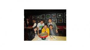 Un grupo de amigo disfrutando de la celebración del primer Día de los Amigos|||