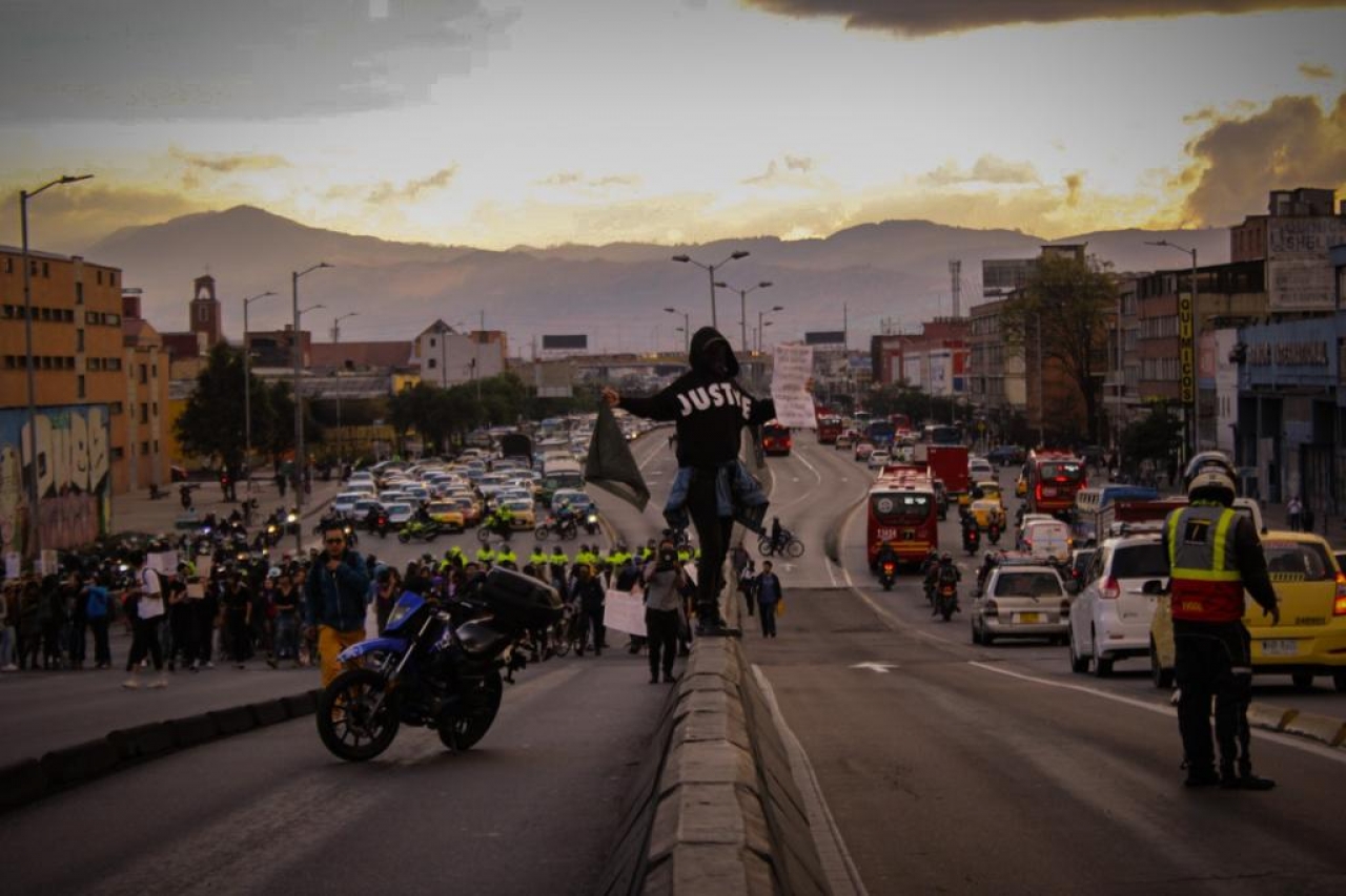 Nos siguen matando, violando y nadie dice nada|La Policía abusa del poder y abusa de las mujeres|Capucha morada|Grito de dolor por la indiferencia de la sociedad|La Policía no me cuida, me cuidan mis amigas|Toma un respiro, sigue luchando|La marcha llega a Ricaurte|Performance &quot;El violar eres tú&quot;|Aborto libre, seguro y gratuito|Capuchas de colores|Los carteles también hablan|Ciclistas llevan símbolos que apoyan la marcha|||