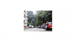 Parqueadero clandestino en vía cerrada.|||