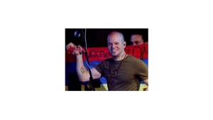 El vocalista de la agrupación Calle 13 saluda a su público en el Concierto de la Esperanza; evento que se adelantó en la Plaza de Bolivar de Bogotá el jueves 15 de Mayo.|||