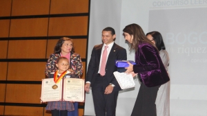 De derecha a izquierda están presentes: Saira Aguilera, ganadora de La medalla de la Orden al Mérito Literario Don Quijote de La Mancha; Ruth Albarracín, profesora del colegio Agustín Fernández; Daniel Andrés Palacios, presidente del Consejo de Bogotá y María Victoria Ángulo, secretaria de Educación.|||