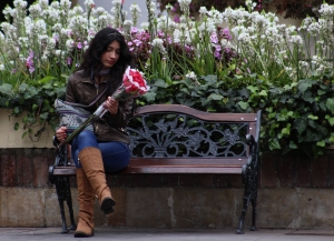 No todas las mujeres sonríen en su día porque a veces las flores se quedan cortas comparado a lo que les toca en su diario vivir. Foto: Sebastián López|Rosa, una de las vendedoras de maíz y fotógrafas más emblemáticas de la Plaza de Bolívar. Foto: Julián Ríos  y Natalia Romero|Yolanda vendiendo flores el Día de la Mujer. Normalmente vende ropa en San Victorino. Foto: Kimberly Vega|El premio de la lotería. Foto: Julián Ríos|Foto: Camila Granados y Camilo Suárez|Foto: Ana María Guzmán|Rostros y murales: la pacha mama. Foto: Julián Ríos|Protección temporal: válido solo por el día de la mujer. Foto: Natalia Romero|Mientras algunas reciben flores, muchas también son invisibles y deambulan sin un cumplido, sin un hogar. Foto: Sebastián López||Un beso después de trabajar. Foto: Sarah Sofía Castillo|La sonrisa después del beso. Foto: Sarah Sofía Castillo|Foto: Camila Granados y Camilo Suárez|Foto: Camila Granados y Camilo Suárez|Aferrada al pie de la estatua desvestida, la mujer que intentó convertir a Simón en &quot;Simona&quot; hace resistencia. Foto: Julián Ríos|Una joven se montó en la estatua de Simón Bolívar en la Plaza de Bolívar y, bajo la consigna de que los hombres también entran a la cocina, lo vistieron con delantal y guantes para lavar la loza. A penas se dio cuenta la Policía, subieron un bachiller para que la bajara y le quitara los atuendos a la estatua. Foto: Santiago Luque|Policía toma medidas contra la joven que intentó vestir la estatua de Simón Bolívar como ama de casa. Foto: Juliana Oyuela|||