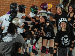 Jugadoras de Roller Derby de la categoría Fresh Meat dando el cierre a uno de sus partidos.|||