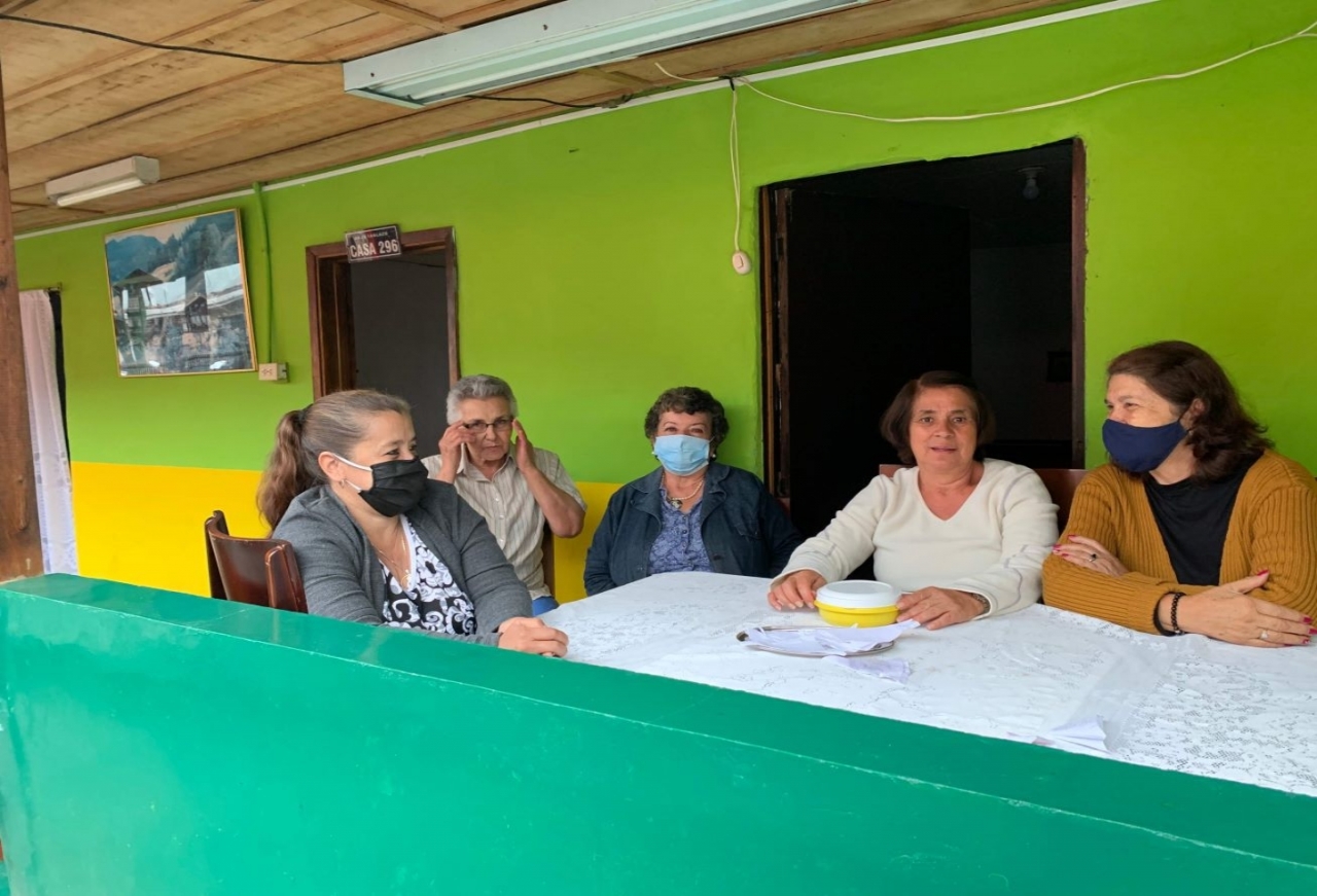 Mujeres de la tercera edad reunidas en la vereda el Tablazo, Manizales|||