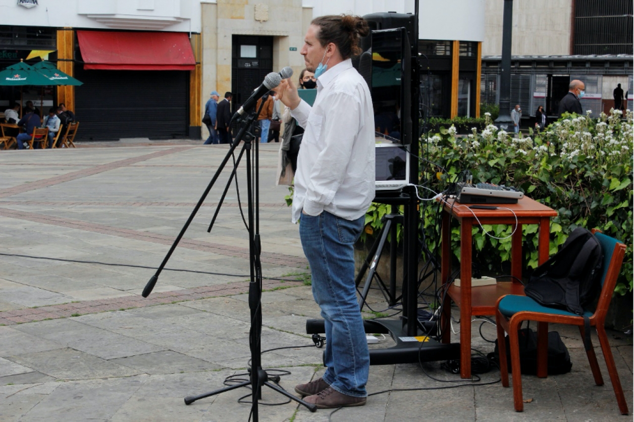 Profesor Bastien Bosa dictando clase en la Plazoleta del Rosario.|||