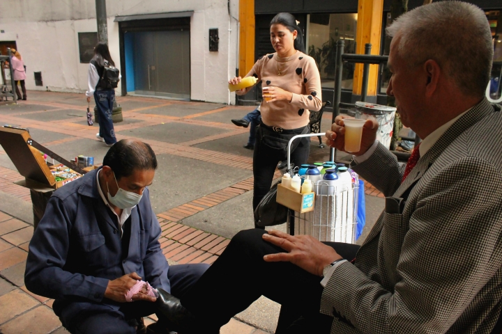 El señor Fernando comprando aromáticas a sus clientes