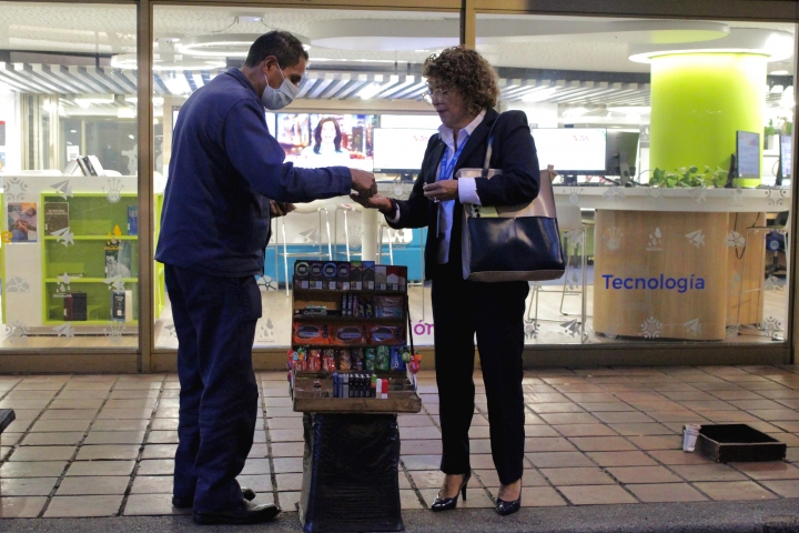 Adem&aacute;s de lustrar zapatos, el Se&ntilde;or Fernando tiene un puesto de dulces
