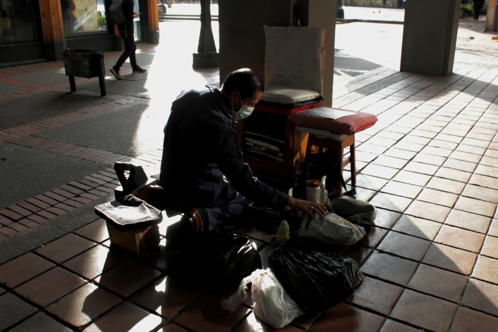 El sol mañanero abrazando la espalda del Señor Fernando