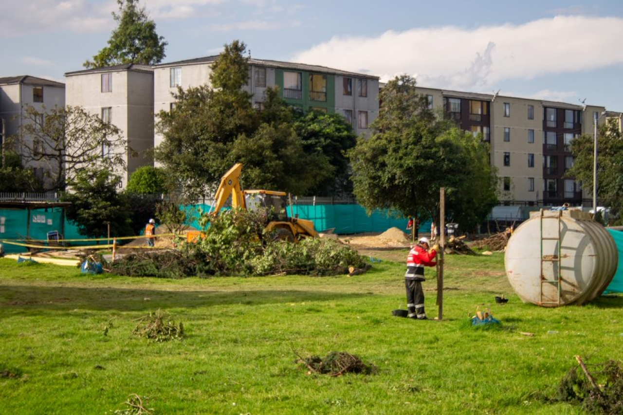 Tala de arboles en el parque La Paz|Arte realizado por la comunidad de mujeres de Marsella|Fuerza pública vigilando el parque La Paz|||