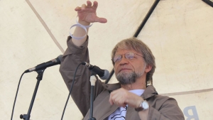 El ex Alcalde de Bogotá hizo el acto simbólico de ponerse esposas falsas en sus manos.|Camisetas de todas las tallas estarán presentes en la marcha organizada por Mokus.|A las 10 de la mañana ya había fila.|Las personas llevaron sus camisetas y los voluntarios de la marcha las pintaban sin ningún costo.|Primero se puso la camiseta en una tabla.|Luego se colocò un &#039;stencil&#039; con el logotipo de la marcha.|Más adelante se pintó con plastisol.|El &#039;stencil&#039;|Se levantó con cuidado el &#039;stencil&#039;.|Se levantó con cuidado el &#039;stencil&#039;|Es necesario que la pintura quede bien seca para evitar manchas en la camiseta. Para eso se utilizó un secador y una pistola industrial de aire caliente.|Pequeños y grandes ayudaron con el estampado de las camisetas.|&quot;Me gustaría que todos los años hiciéramos cosas como estas&quot;, dice Sebastián Torres, asistente.|También hubo venta de camisetas a 5.000 pesos para aquellos que no hubieran llevado una.|Desiderio Sandoval (a la izquierda) ha sido el jefe de seguridad de Antanas Mockus desde hace 20 años.|También pintaron una bandera de Colombia.|&quot;En Europa lo adoran&quot;, dice Irmantas Skerys,  un lituano que llegó hace un mes a Colombia para ayudar con la preparación de la marcha.|Antanas Mockus y el equipo de voluntarios.|Vania Gelabert, una cantante que apoya a Mockus desde el 2006.|||