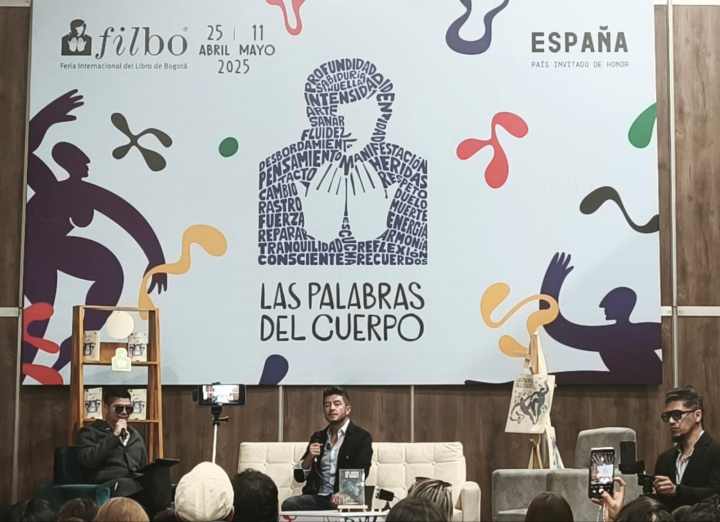 Luis Daniel Múnera presentando su nuevo libro en la FILBo 2025
