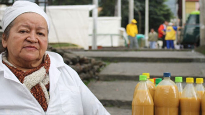 Mujeres de todas las edades fueron las encargadas de elaborar la chicha en el Festival del barrio La Perseverancia, junto a sus familias ellas vendian chicha y comida t&iacute;pica de la sabana.