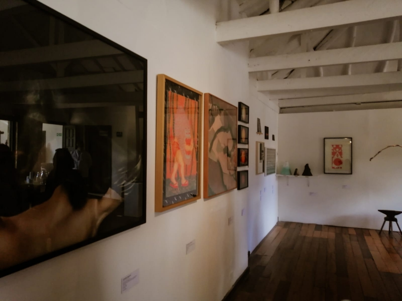 La inauguración de Artbo en el Museo El Chicó  y comprende la sección de ‘sitio’ y exposiciones de catálogo.|Señales de tránsito componen la obra de Beatriz González para sensibilizar y percibir el conflicto armado de una manera artística.|La obra ‘Plomo es lo que hay plomo es lo que viene de Jorge Julián Aristizabal de 2021, expuesta por la Galería Lokkus.|||