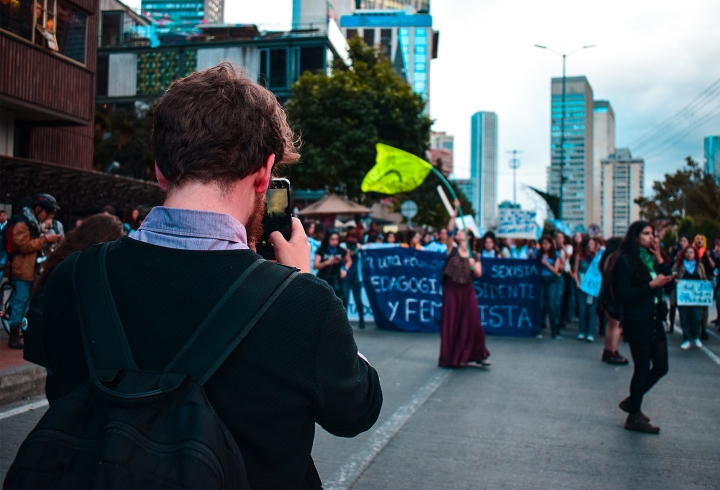 Miles personas estaban observando y tomando fotografías durante las manifestaciones.