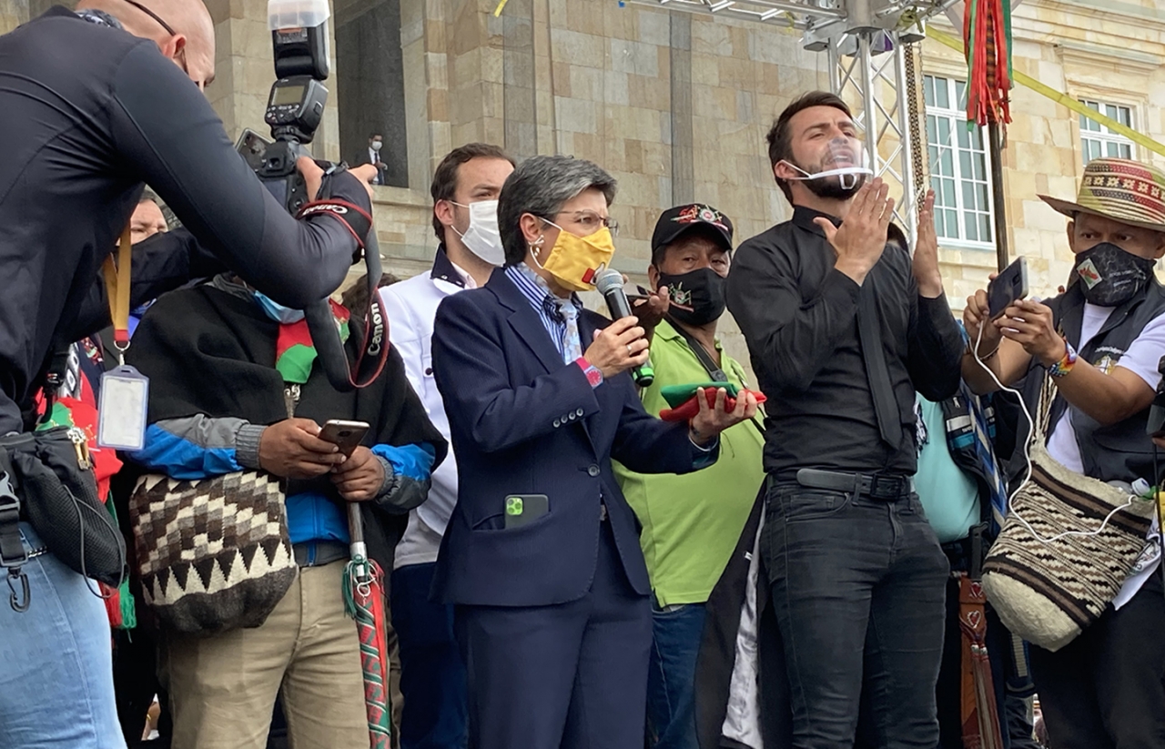 La minga es recibida por la alcaldesa Claudia López en la Plaza Bolívar tras marchar por Bogotá