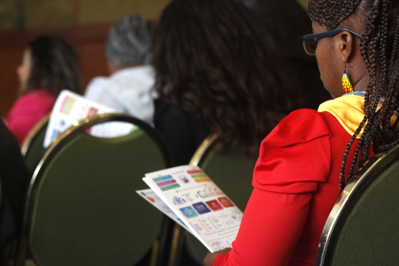 Mujer leyendo el informe de la Ruta Pacífica de las Mujeres|||||||||||||