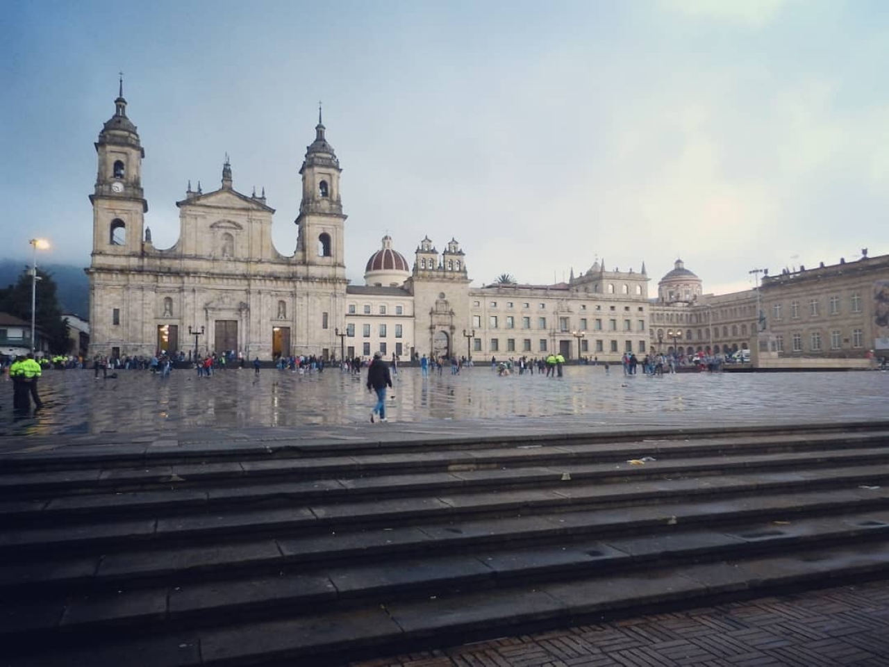 Claudio, el samario que vive de la poesía en la Plaza de Bolívar