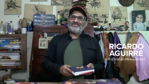 Ricardo Aguirre en su oficina, dentro del taller, rodeado de los objetos que lo acompañan a encuadernar.|||